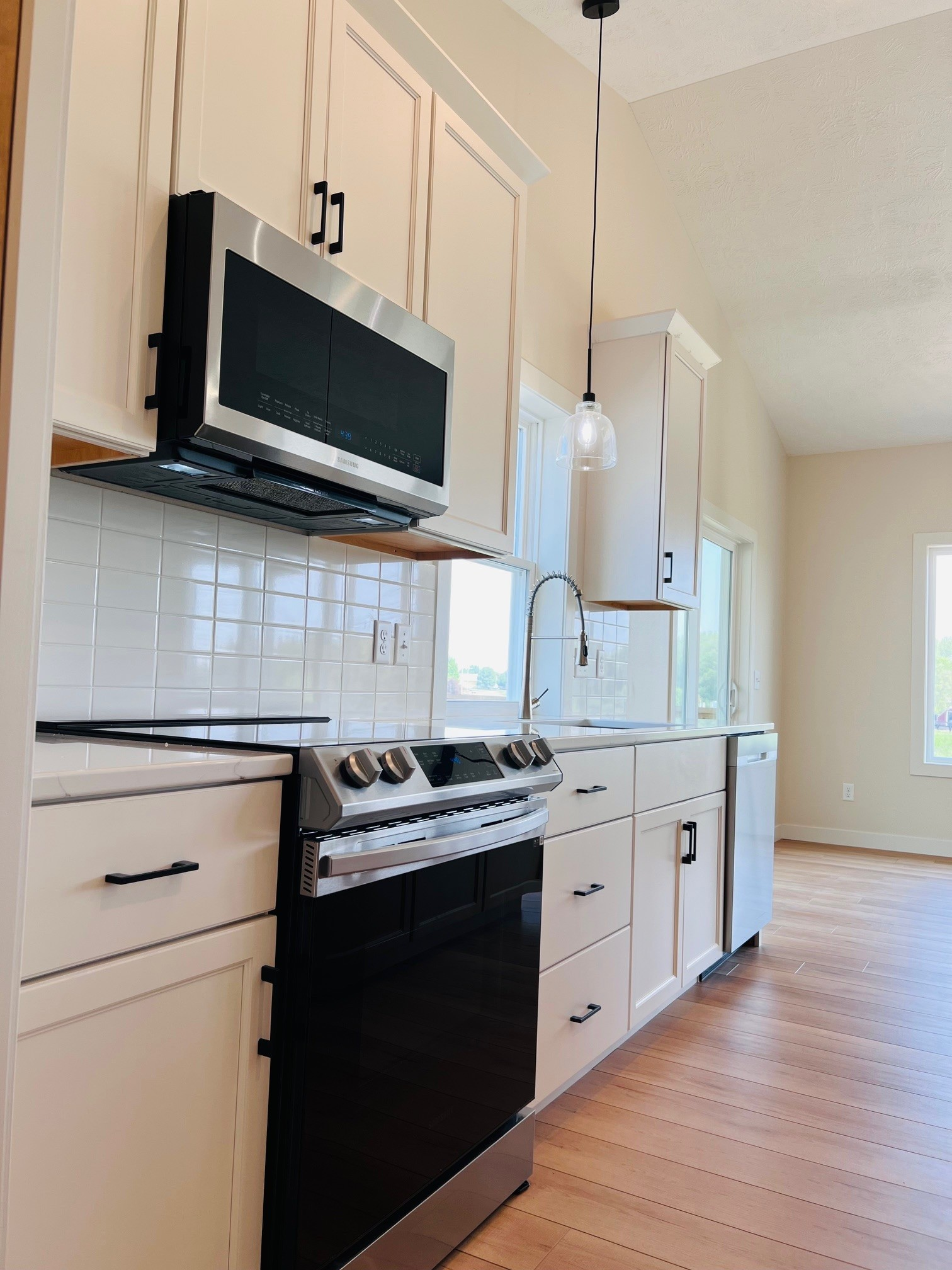 910 S Johnson Creek Court Move-In Ready Rosewood Home Harrisburg SD